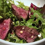 大どころ - ＊サガリ肉は厚くスライスたしなしなが3切れ。 お野菜がシャキシャキで美味しいですが、ドレッシングもいい味わい。