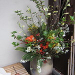 御曹司 松六家 - 入り口横の生け花（本物）