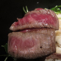 御曹司 松六家 - ご飯の上の肉と中の肉の比較