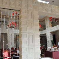 RISTORANTE OZIO - 吹き抜けの様な高い天井　　因みに　OZIOとはイタリア語で『優雅な暮らし』という意味