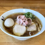 麺屋 しん蔵 - 田舎の醤油 800円 手揉み平ちぢれ麺チェンジ 50円 味玉 100円