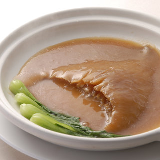 We use carefully selected ingredients such as the highest quality shark fin and branded Asano pork.