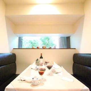 4名様までの個室。接待やデートなどプライベートのお食事にご活用いただけます。