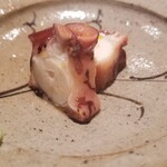 鮨 さかい - (02)真蛸（福岡県志賀島産）の桜煮、削り柚子皮
      産卵期は初夏～初秋、2度目の旬となる晩秋～冬は旨味が強くなります
      柔らかくもしっかりとした弾力、そして旨み
      柚子の香りが喉から鼻に立ち登る様に薫ります