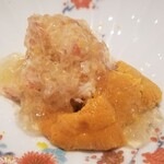 鮨 さかい - (03)毛蟹(北海道噴火湾産)のほぐし身、赤雲丹(米国サンタバーバラ産)、土佐酢ジュレ、削り柚子皮
      毛蟹の産卵期は晩秋～晩冬、秋～冬の毛蟹は味わいが濃くなり、コクがあります
      赤雲丹の味わいは弱めです