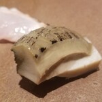 鮨 さかい - (04)蒸し黒鮑(佐賀県唐津産)
      黒鮑の産卵期は秋～冬、旬は初夏～夏
      禁漁期が解禁された直後の黒鮑は旨みは弱めですが、初物らしい初々しさがあります
      蒸し時間も旬の時期より短めで黒鮑の弾力を楽しみました