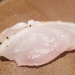 鮨 さかい - (05)炙り白甘鯛(佐賀県呼子産)
      産卵期は夏～秋、旬は冬～初春
      白甘鯛は旬で上品な脂のりで炙ったことで脂が活性化して旨みと甘みが増しています。
      モチモチ感もあり素晴らしい食感です。