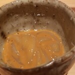 鮨 さかい - (10)鯣烏賊(スルメイカ)(青森県大間産)の塩辛
      鯣烏賊の塩辛はそれほど塩みが強くなく、個人的にはど真ん中です。
      程好くトロみがあり、僅かな苦みと旨みで日本酒が進みます。