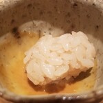 鮨 さかい - (11)鯣烏賊(青森県大間産)の塩辛のタレと赤酢シャリ
      塩辛のタレにお願いしてシャリを入れて頂きました。
      これまた美味しいです♪
      ニコニコしてしまいます。