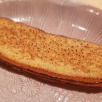 鮨 さかい - (09)炙り自家製唐墨
      丁寧に塩抜きされた唐墨、炙ってあり芳ばしいです。
      表面に旨みが濃縮された汗が浮かび、味蕾を刺激します。
      そして微かな塩味もアクセントになっています。