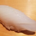 鮨 さかい - (13)障泥烏賊(長崎県五島列島産、1.3kg)
      産卵期は春～初夏、旬は初春～夏、寿命1年
      この日は塩で。
      少しの歯応えを残しつつ、しっかりした甘みを感じました。