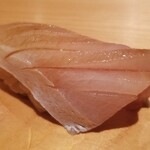 鮨 さかい - (15)寒鰤(福岡県大島産、13kg)
      産卵期は冬～初夏、旬は秋～晩冬
      玄界灘の寒鰤は脂のりは控えめですが、身の弾力も楽しめ、これは美味しい。
      血合いを全て取り除き生臭の無い仕上げとされています。