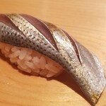 鮨 さかい - (16)小鰭(熊本県天草産)
      産卵期は春。新子は初夏、小鰭は夏、鮗は晩秋～晩冬、寿命3年
      塩振りと〆具合は旨みと香りのバランスが取れています
      魚の成長度合いによって塩振り量が変わる熟練の技が必要なネタ