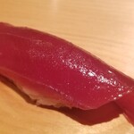 鮨 さかい - (17)本鮪赤身ヅケ(青森県大間産、151kg、3週間寝かせ)
      日本近海の本鮪の産卵期は春～夏、旬は初秋～冬
      赤身独特の風味とコクがある。
      軽く漬けにされておりますが、酸味は仄かにあり旨みが華やかです