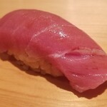 鮨 さかい - (18)本鮪背トロ(青森県大間産、151kg、3週間寝かせ)
      兎に角、この日の中トロは素晴らしかった！
      脂のりが良いはもちろんなのですが、微かな酸味のお蔭でしょうか、爽やかな余韻が口腔内に拡がりました