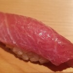 鮨 さかい - (19)本鮪大トロ(千葉県勝浦産、162kg、3週間寝かせ)
      シャリは人肌より温かく、より脂の旨みを感じますが、先ほどの中トロが素晴らし過ぎて脂の旨みがあれば良いってものではないと痛感します。
