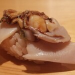 鮨 さかい - (21)煮蛤(千葉県九十九里産)
      蛤は初夏～夏が産卵期で禁漁期間
      旬は産卵前の春～初夏
      非常に柔らかく煮られた蛤は仕上がりの良さで九十九里産を入れられているそう
      蛤の味わいも良く穏やかなツメが好み