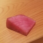 鮨 さかい - (22)赤蕪
      パッと見は本鮪の中トロみたいにも見えますが、赤蕪です。(笑)
      瑞々しくスッキリとしながら甘みがしっかり。