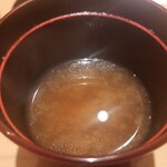 鮨 さかい - (23)赤出汁(毛蟹の殻&鮃のアラの出汁)
      生臭さが無いので、多分一度焼いてから出汁を取られているのだと思います。
      旨みがしっかり感じられます。