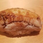 鮨 さかい - (25)煮穴子(長崎県対馬列島産)
      産卵期は初夏～初秋、旬は夏～秋。
      脂がのった穴子をふわふわと柔らかく煮てあり、温かいシャリを合わせています。
      一気に拡がる旨み、ツメも濃過ぎず軽やかな後味です。