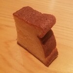 鮨 さかい - (27)玉(芝海老と大和芋の擂り身入り)
      芝海老と大和芋で、ふっくら&しっとりの焼き上がり、穏やかな甘さが印象的です。