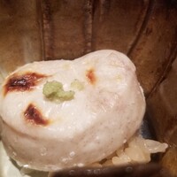 鮨 さかい - (12)虎河豚(福岡県鐘崎産)の白子とシャリのマイクロ丼
                      炙られた白子は表面の皮の下にトロトロになった上品でコクのあるクリームが充ちています。
                      シャリと混ぜ合わせてリゾットの様に頂きました。