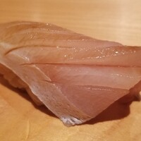 鮨 さかい - (15)寒鰤(福岡県大島産、13kg)
                    産卵期は冬～初夏、旬は秋～晩冬
                    玄界灘の寒鰤は脂のりは控えめですが、身の弾力も楽しめ、これは美味しい。
                    血合いを全て取り除き生臭の無い仕上げとされています。