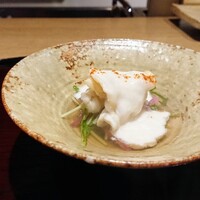 御幸町 田がわ - フグ、昆布出汁に鉄皮とてっさ、白子のソースに一味、野菜は水菜と赤大根