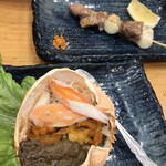 新橋 しのだ寿司 - カニ甲羅焼９８０円、鮪ねぎま串４５０円。どちらも火加減が絶妙です（╹◡╹）。特に鮪のカマトロ部分は、口の中でスーッと溶け、とーっても美味しかったです（╹◡╹）（╹◡╹）