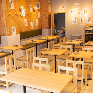 A casual space where adults can gather. Casual meals are also welcome!