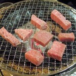 焼肉 はせ川 - 七輪で肉を焼いているところ