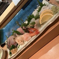 鮨丸 - お刺身盛り合わせ：お任せで。７～８点盛り。貝が美味しいお店は間違いない。これは私の法則。 ツマが美味しいお店はネタも美味しい。これは私の法則。