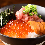 Nihonshu Baru Yusuradou - イクラと雲丹とネギトロご飯