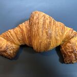 123883866 - クロワッサン
                      フランス産発酵バター使用
                      口にジュワッと広がるバター風味が豊か
                      でもしつこくない
                      