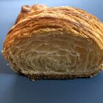123883995 - クロワッサン断面
                      巻きが多く幾重もの層が細かく均一で綺麗