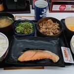 Yoshinoya - 牛皿定食にねぎ玉とごぼうサラダ追加。定食なのでご飯のおかわりは無料らしいですが、カロリー制限中なので我慢。