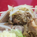 ラーメン二郎 - 豚の厚み