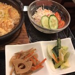 野菜巻き串と宴会個室 とんとん拍子 - ランチメニュー ロースカツ煮定食のサラダ 副菜 漬物
            （ドレッシングはシーザー）