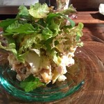 春風駘蕩 - 岩手県産「石黒農場」ほろほろ鳥の燻製と林檎リコッタチーズ、くるみのサラダ