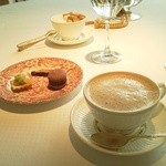 エルガーハウス - 最後にカプチーノと小菓子