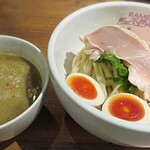 貝出汁戦隊 シェルラーマン 関大前店 - 【牡蠣 つけピンク + 味玉】￥900 + ￥100