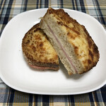 ブーランジェリー スドウ - 全粒粉パンにベシャメルソースとハムを挟んだ！