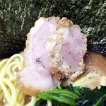 家系ラーメン 武将家 - チャーシューは小さいのが2枚。