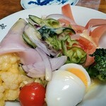 亀の家食堂 - 単品・野菜サラダ
      カリフラワーの甘酢漬けが善き！
      ハムの下はキャベツの千切り。
      マヨネーズドレッシングかかってます