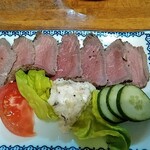 亀の家食堂 - 本日の一品から・牛タタキ
      たれにニンニク入っててうまし