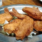 亀の家食堂 - 本日の一品から・手羽先の唐揚げ
      一皿３個。これは２皿分。
      下味しっかり！外側カラッと、中はジューシー♪
      たくさん食べたいー