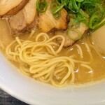 赤麺 梵天丸 - 特製ラーメンの麺アップ