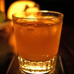 バー キサラ - オレンジと Bobby's Schiedam Dry Gin とシャンパンのカクテル