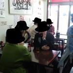 手のべ冷麺専門店 六盛 - 店内はカウンター、テーブル席の構成で、結構手狭。