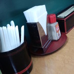 手のべ冷麺専門店 六盛 - 卓上にはﾃｰﾌﾞﾙｺｼｮｳのみあり、お冷はお茶でセルフです。